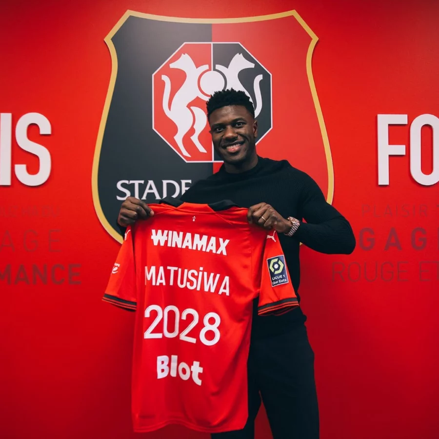 Azor Matizawa pose avec son nouveau maillot du Stade Rennais. Le premier transfert du SRFC en ce mois de janvier.