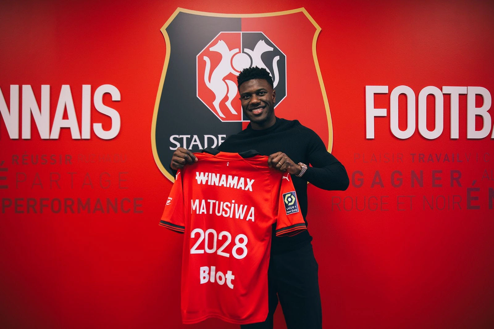 Azor Matizawa pose avec son nouveau maillot du Stade Rennais. Le premier transfert du SRFC en ce mois de janvier.