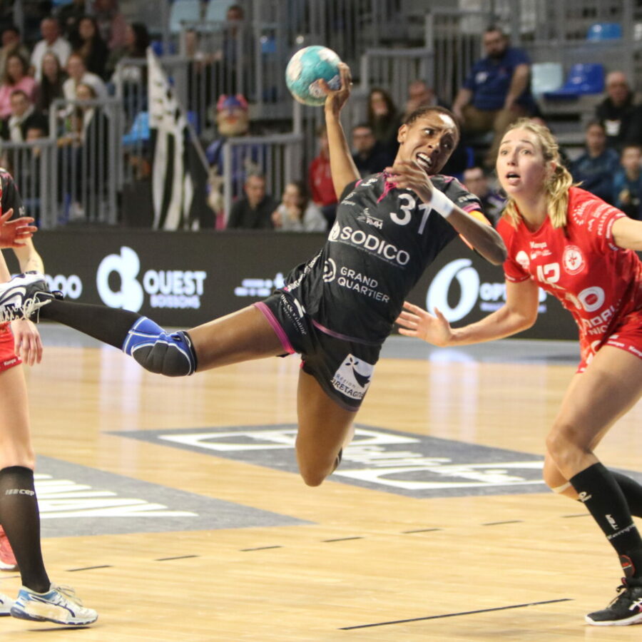 Eden Dumoulin prend le shoot et marque