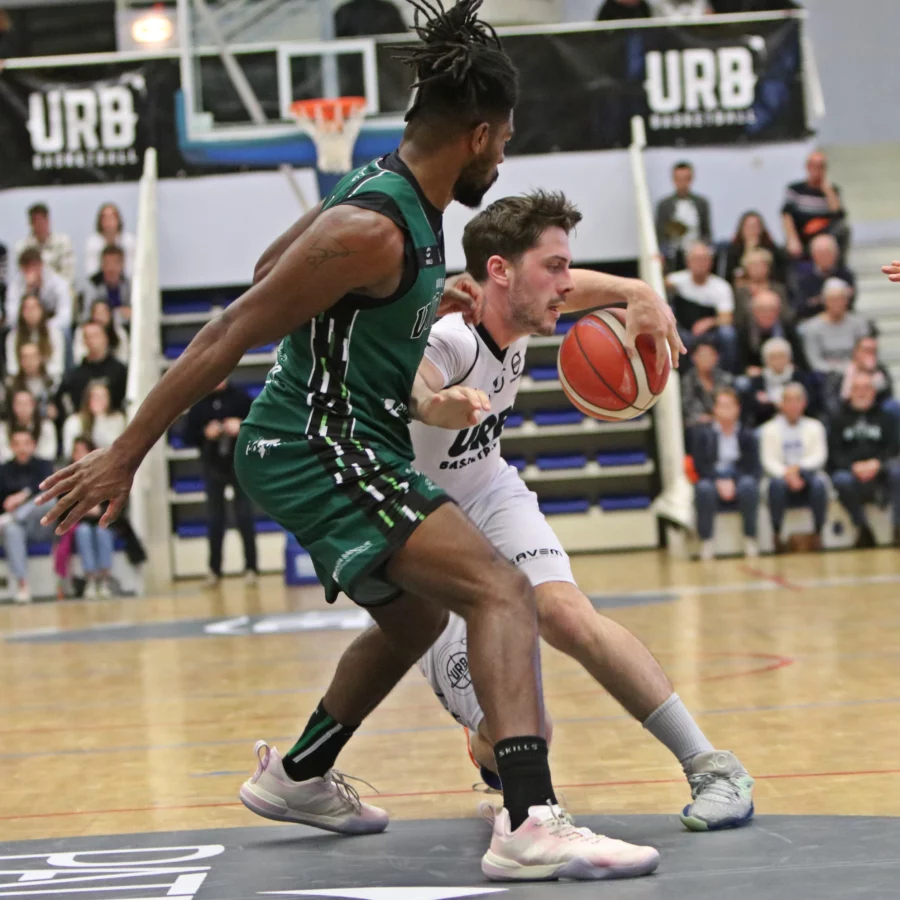 Les "Noir et Blanc" chutent lourdement dans le derby à Vitré