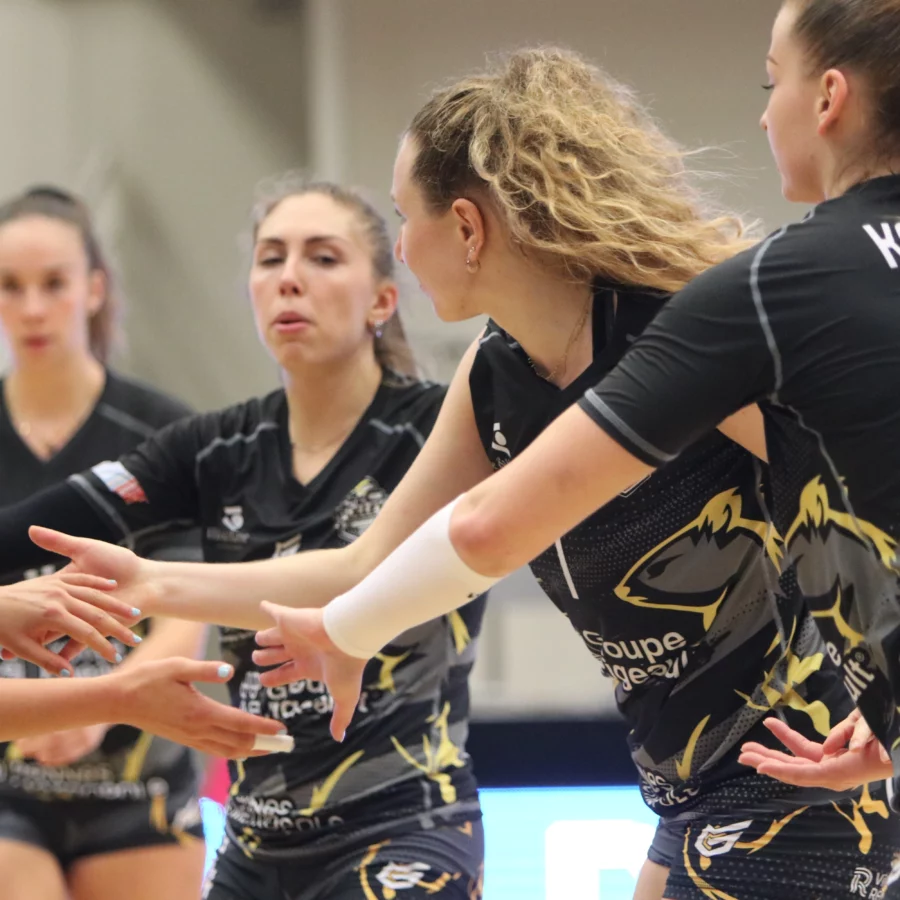 Première victoire en play-downs pour les joueuses du REC Volley.