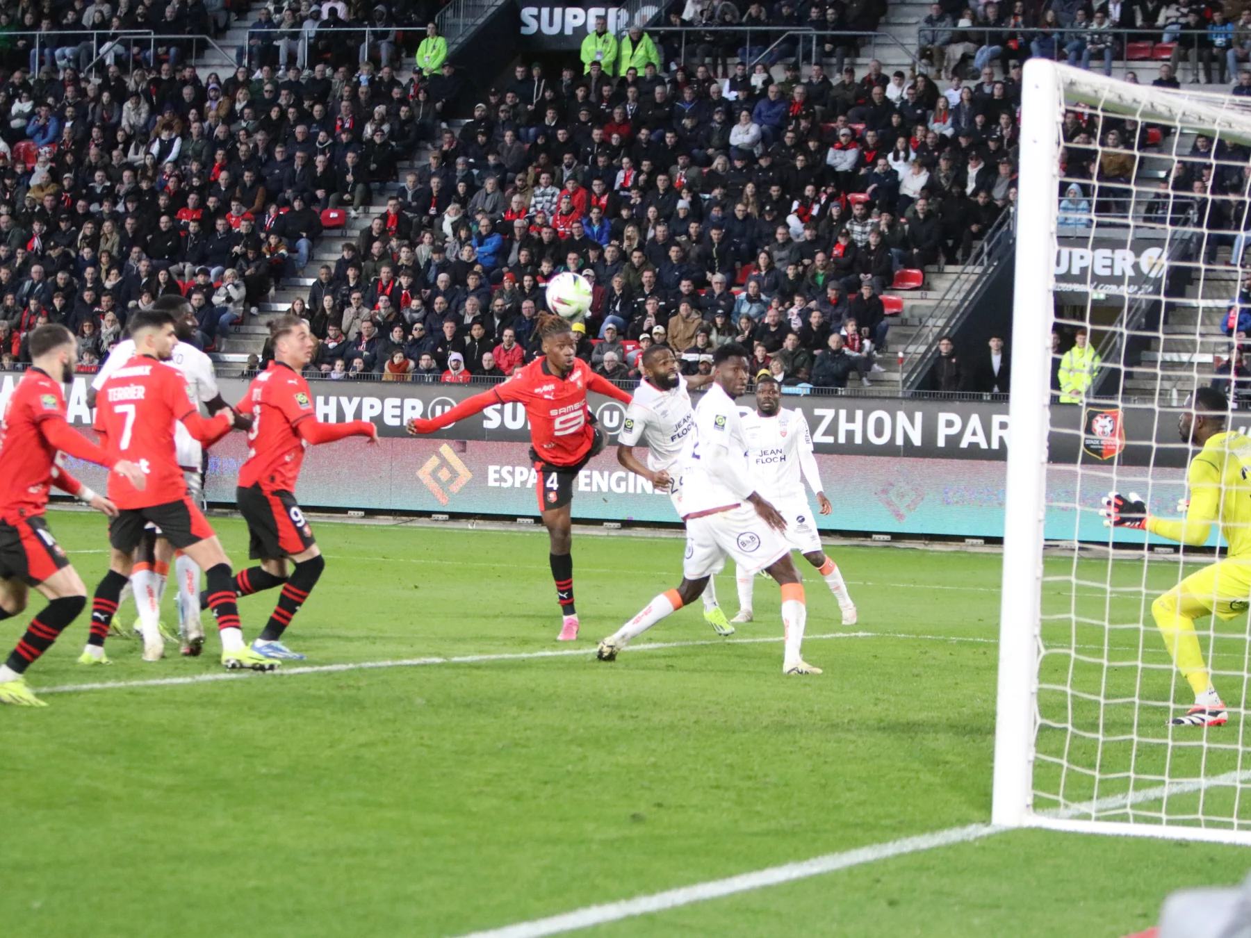 Wooh de la tête, frappe juste à côté