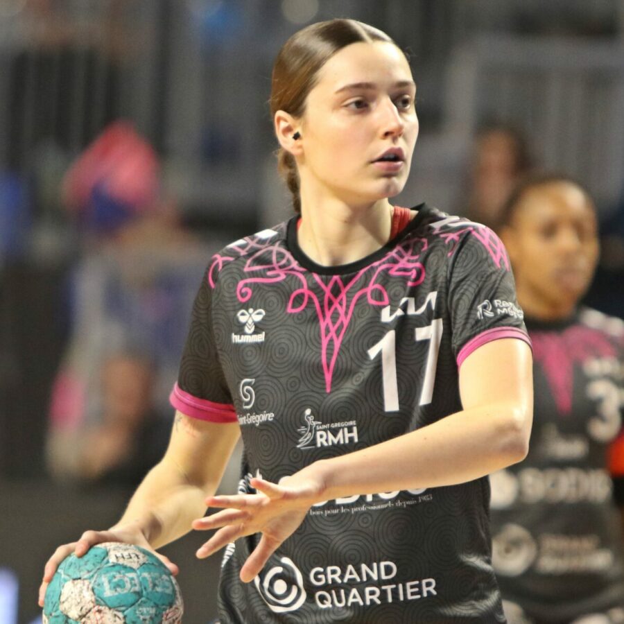 Jade Valadon s'apprête tirer un pénalty