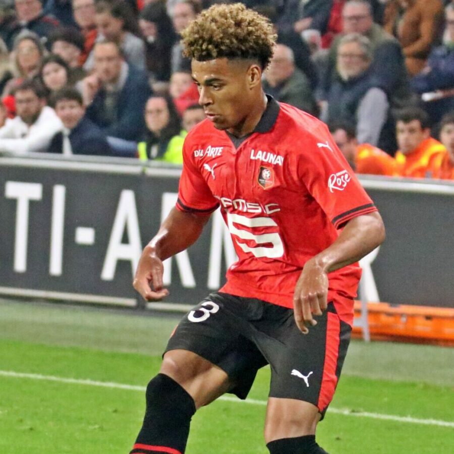 Désiré Doué drible