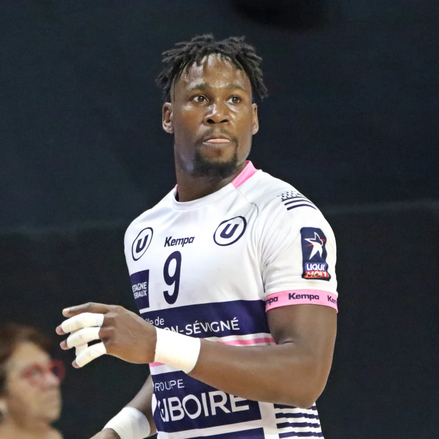 Théophile Caussé blessé et absent 4 mois.