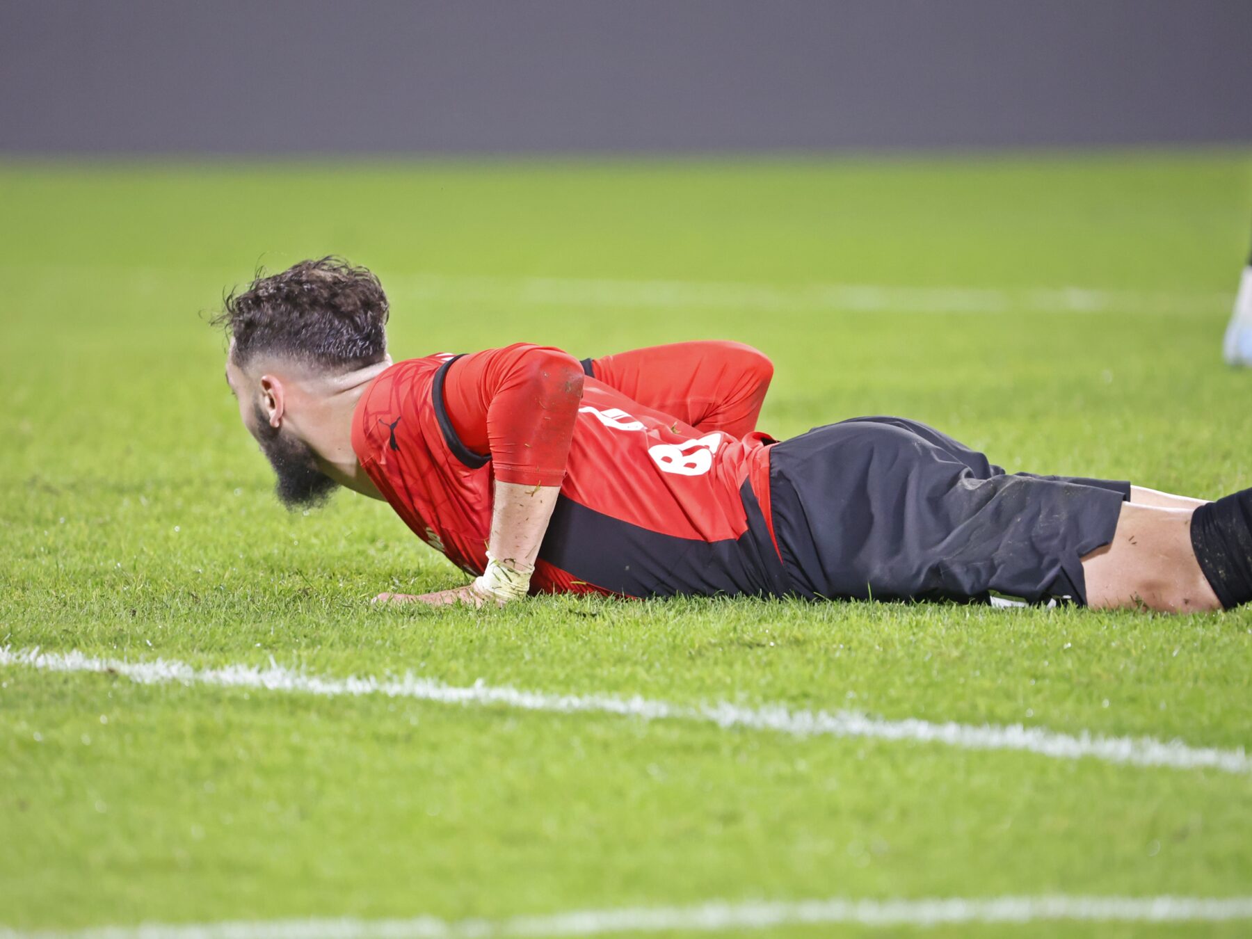 Amine Gouiri au sol, à l'image du Stade Rennais