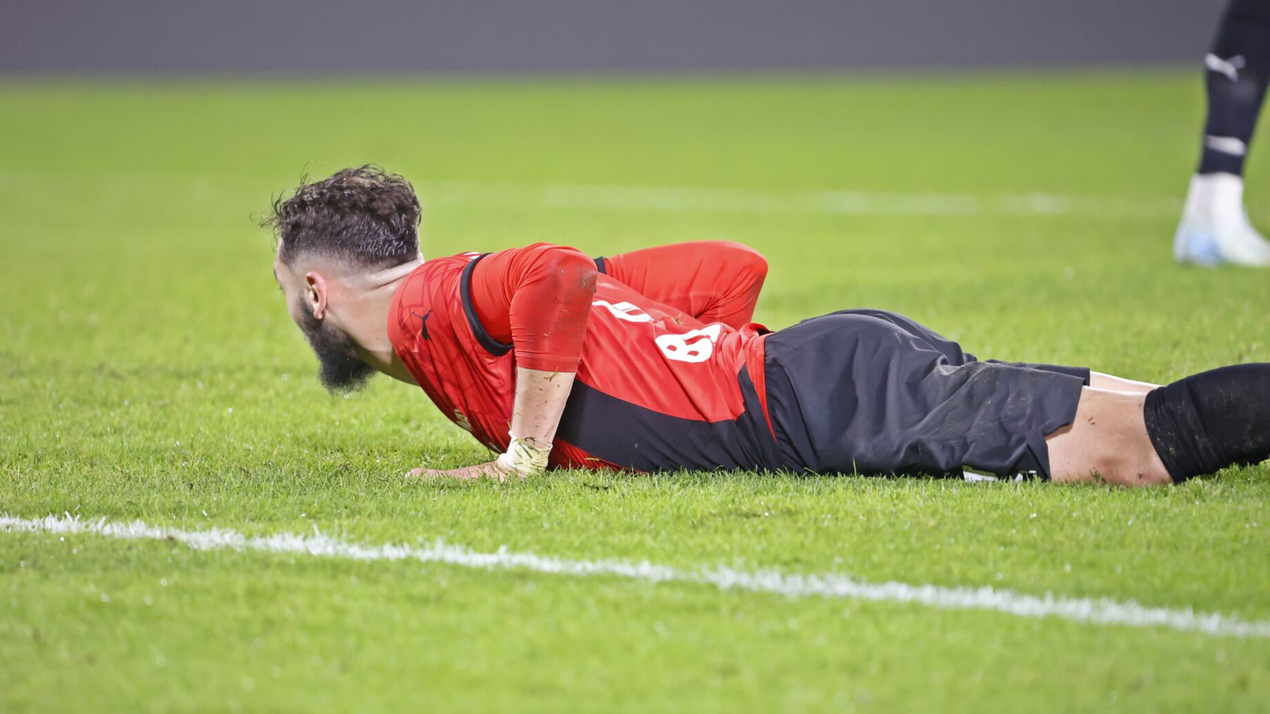 Amine Gouiri au sol, à l'image du Stade Rennais