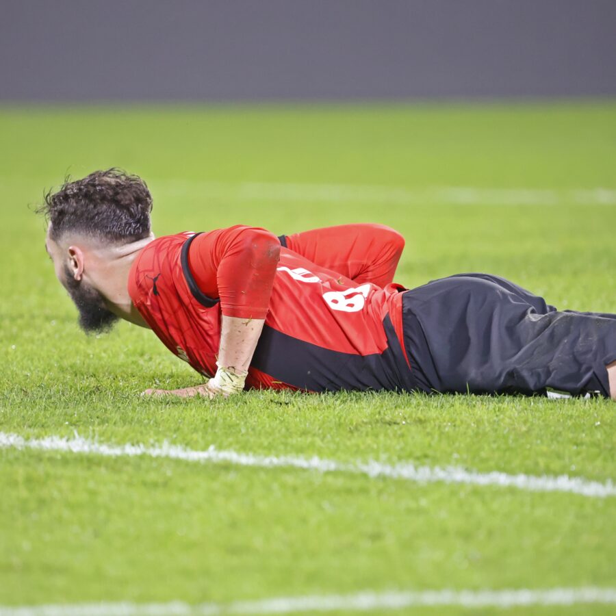 Amine Gouiri au sol, à l'image du Stade Rennais