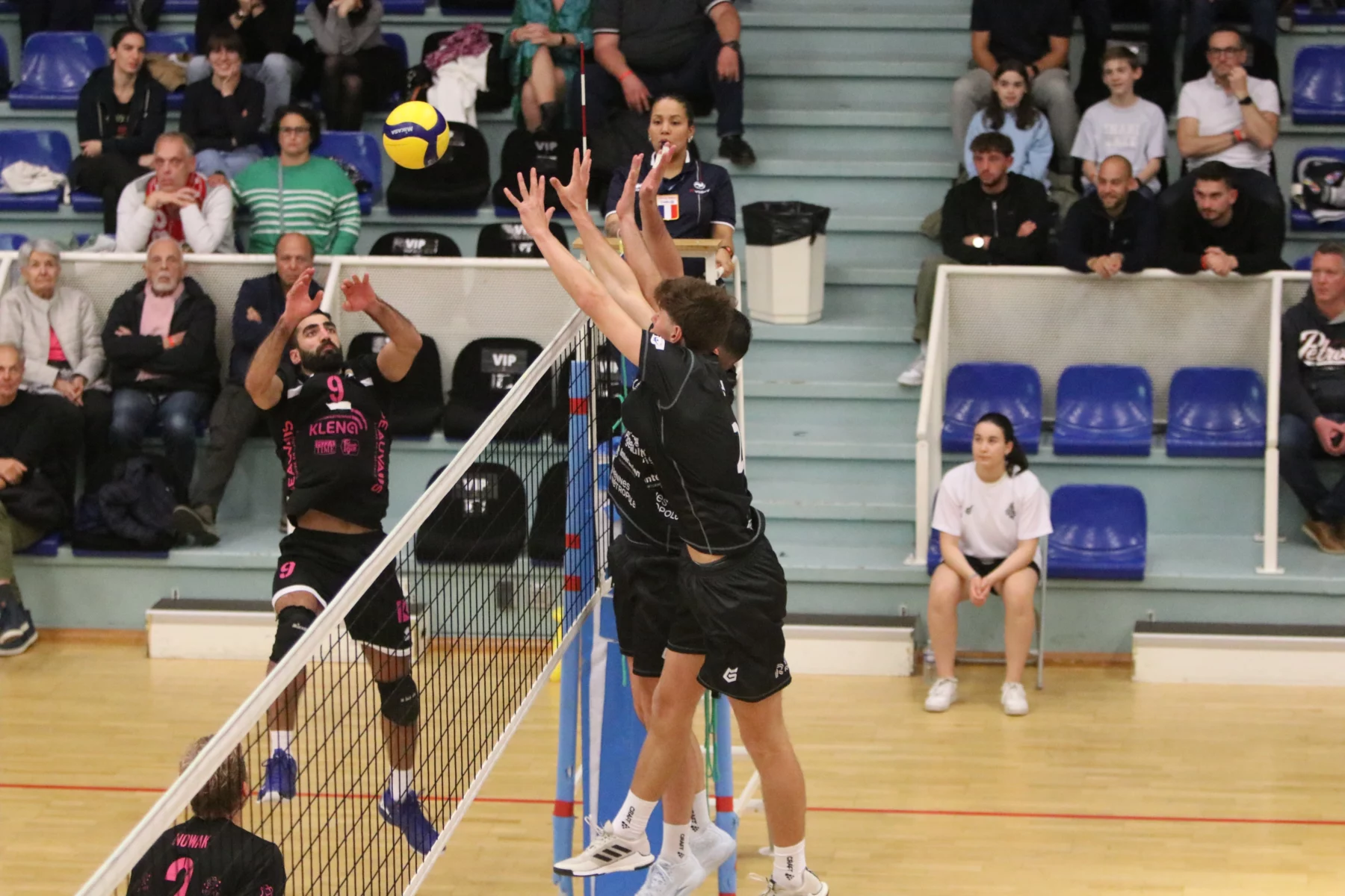 Le REC Volley s'impose au tie-break à Calais.