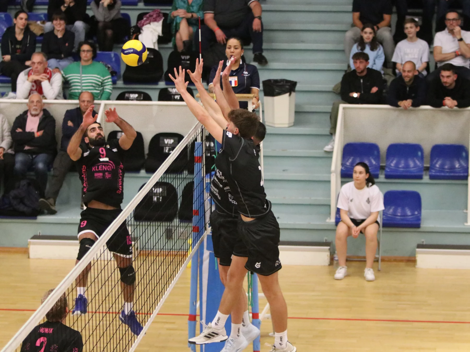 Le REC Volley s'impose au tie-break à Calais.