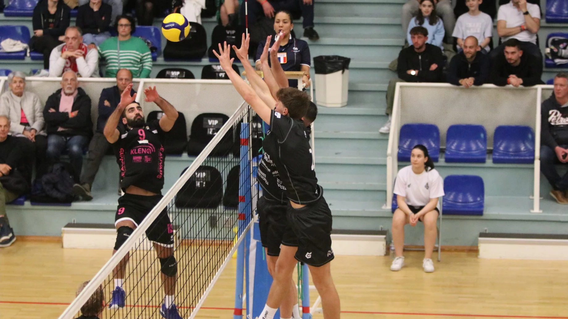 Le REC Volley s'impose au tie-break à Calais.