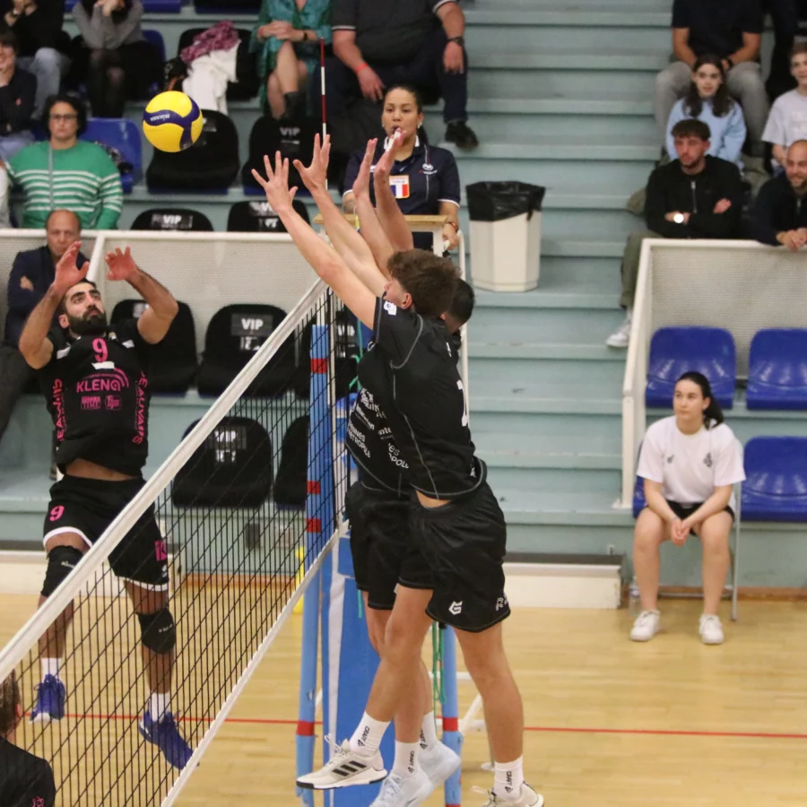 Le REC Volley s'impose au tie-break à Calais.