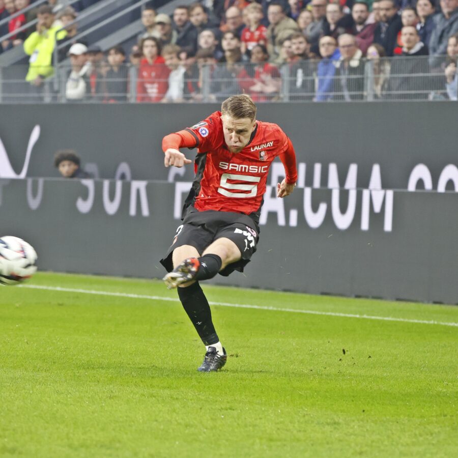 Adrien Truffert buteur.