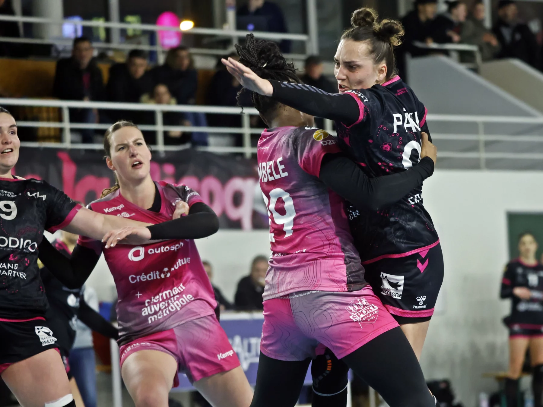 Lila Päkel à la lutte, n'a pu empêcher la défaite des siennes