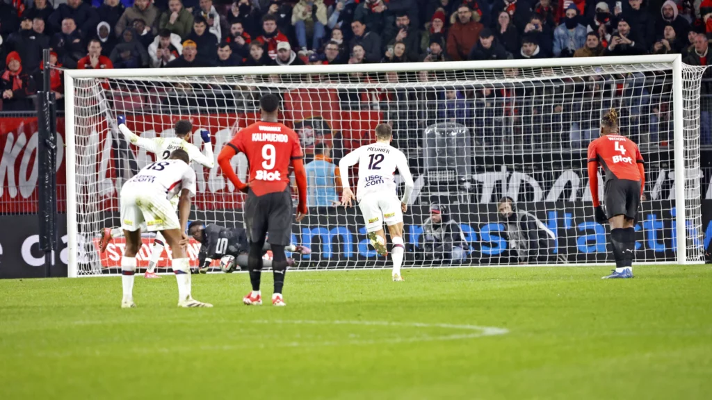 Brice Samba remporte l'un de ses duels avec Akpom