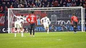 Brice Samba remporte l'un de ses duels avec Akpom