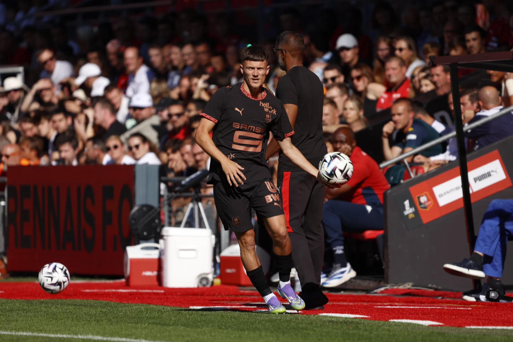 En infériorité numérique, le Stade Rennais arrache la victoire en fin de match contre Marseille.