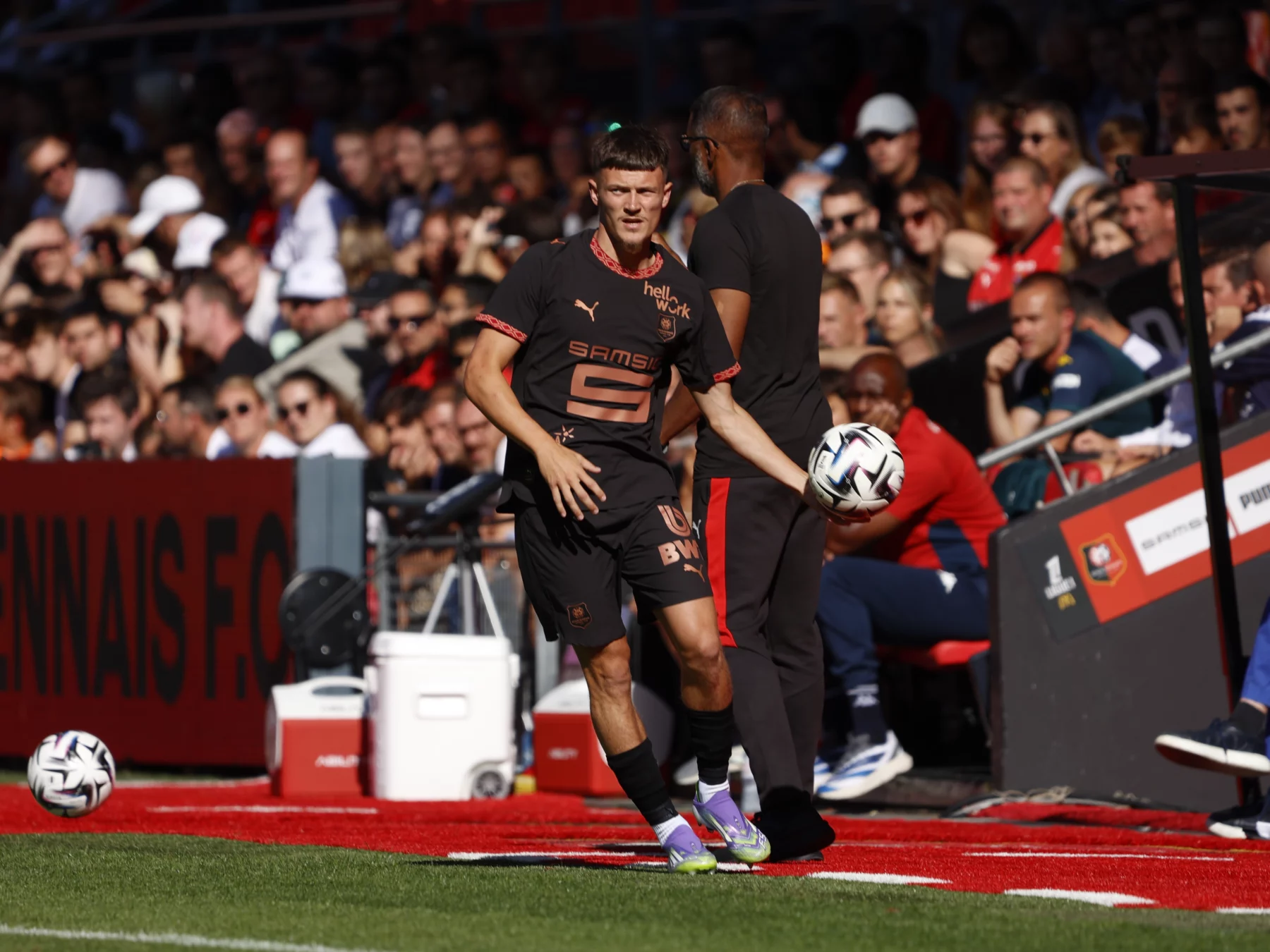 En infériorité numérique, le Stade Rennais arrache la victoire en fin de match contre Marseille.