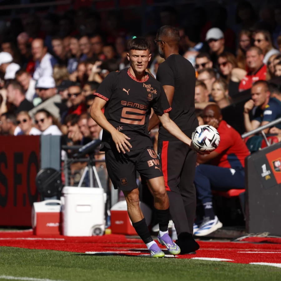 En infériorité numérique, le Stade Rennais arrache la victoire en fin de match contre Marseille.