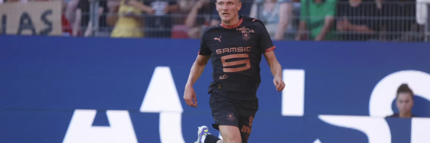 En infériorité numérique, le Stade Rennais arrache la victoire en fin de match contre Marseille.