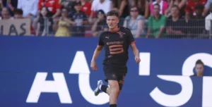 En infériorité numérique, le Stade Rennais arrache la victoire en fin de match contre Marseille.