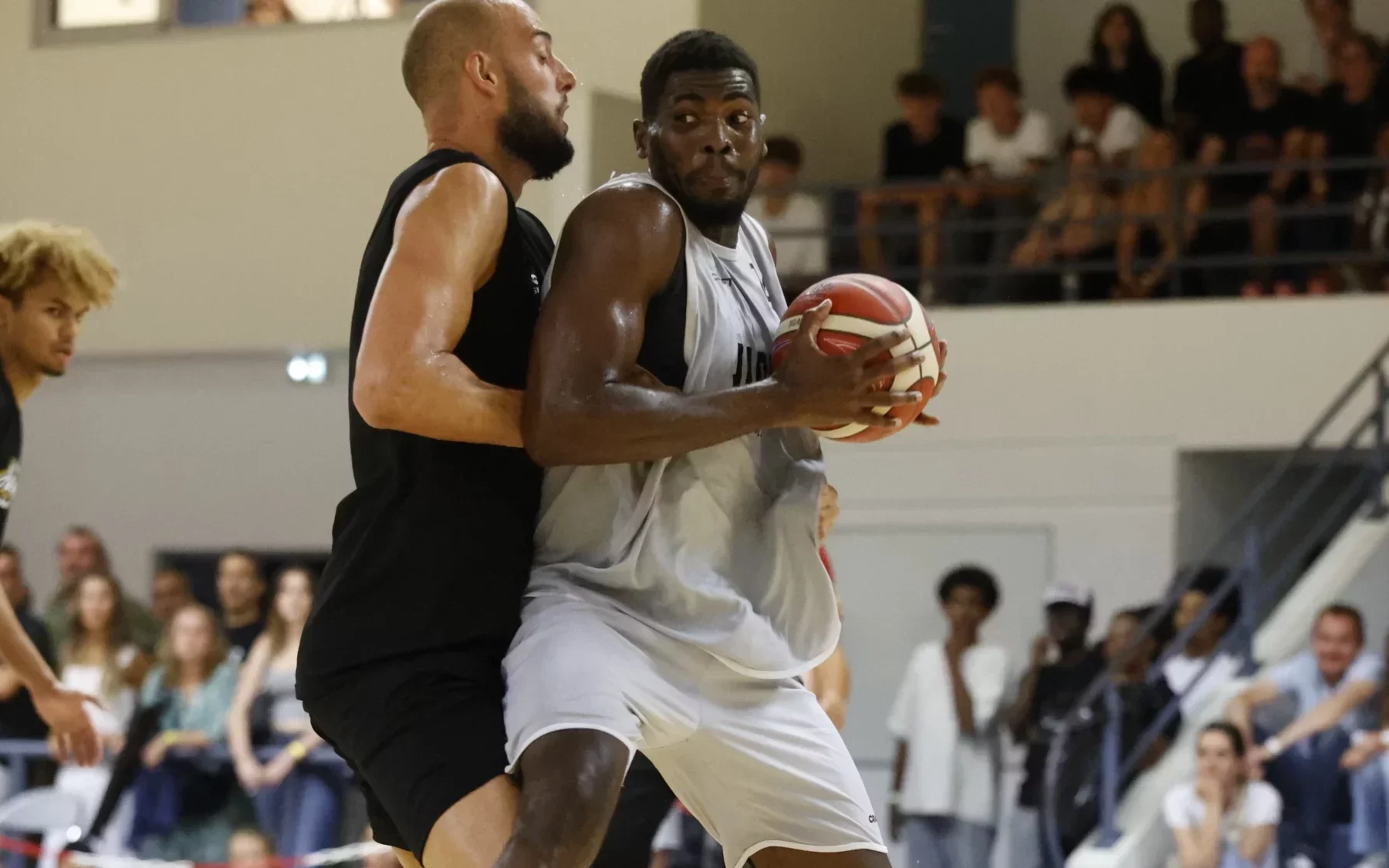 Channick Nkoma aux prises avec Victor Serrano.