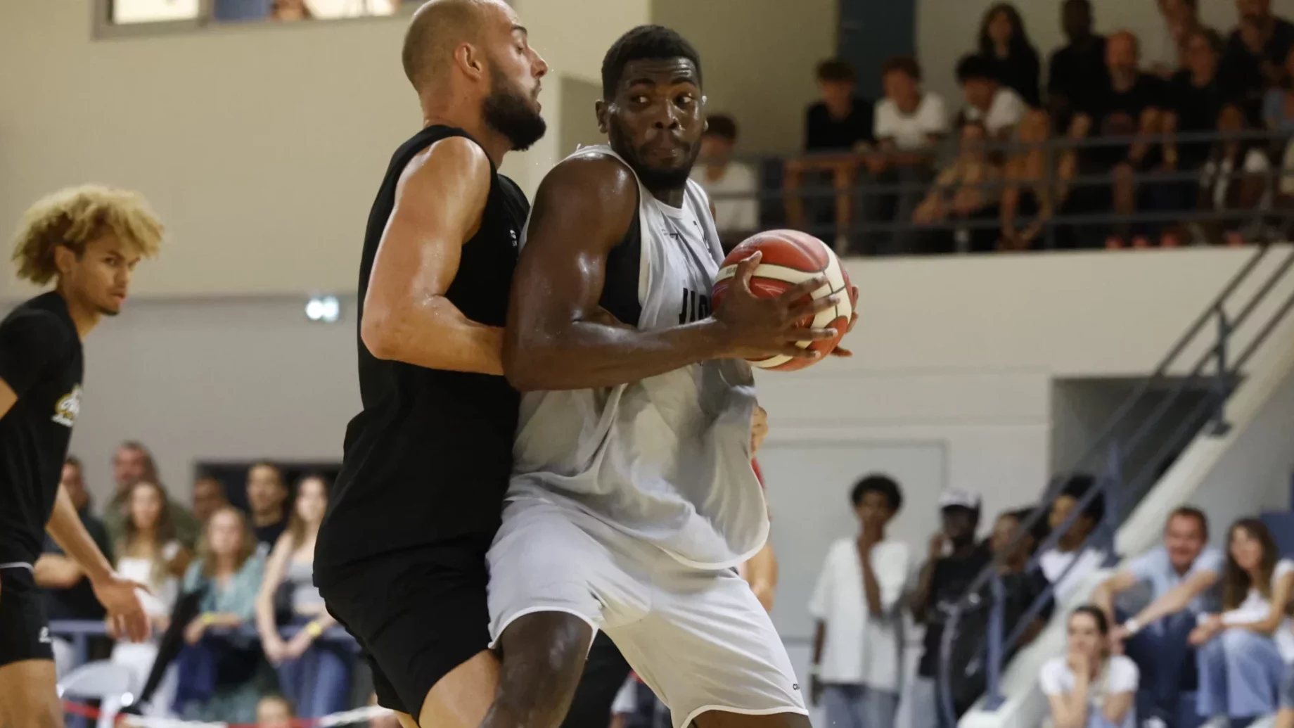 Channick Nkoma aux prises avec Victor Serrano.