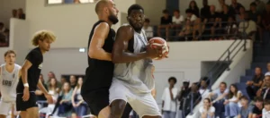 Channick Nkoma aux prises avec Victor Serrano.