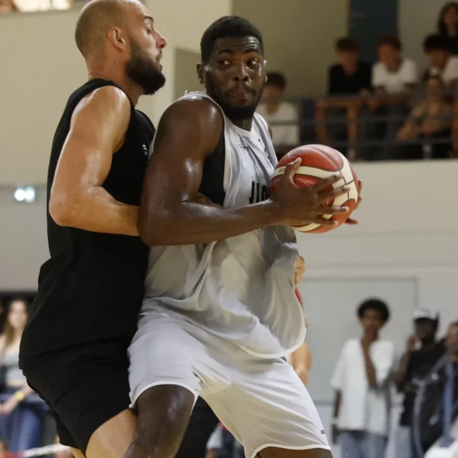 Channick Nkoma aux prises avec Victor Serrano.