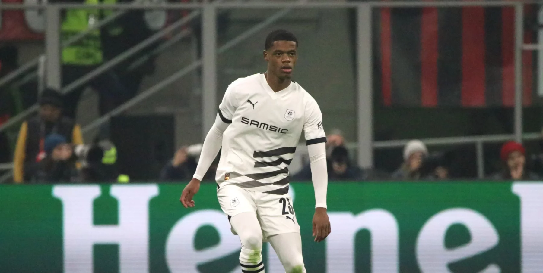 Warmed Omari rejoint Hambourg, promu en Bundesliga.