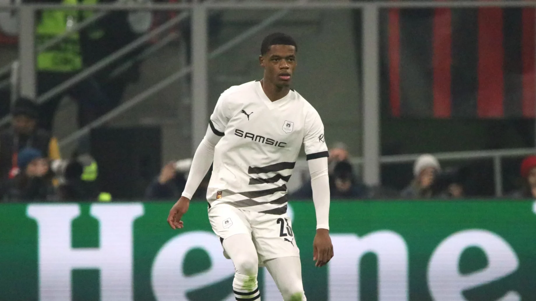Warmed Omari rejoint Hambourg, promu en Bundesliga.