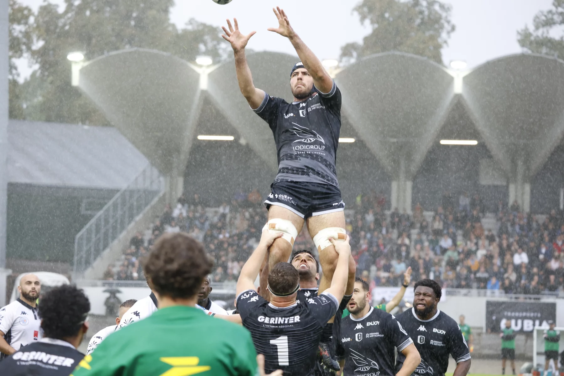 Le REC Rugby reste invaincu à domicile et s’impose contre Niort.