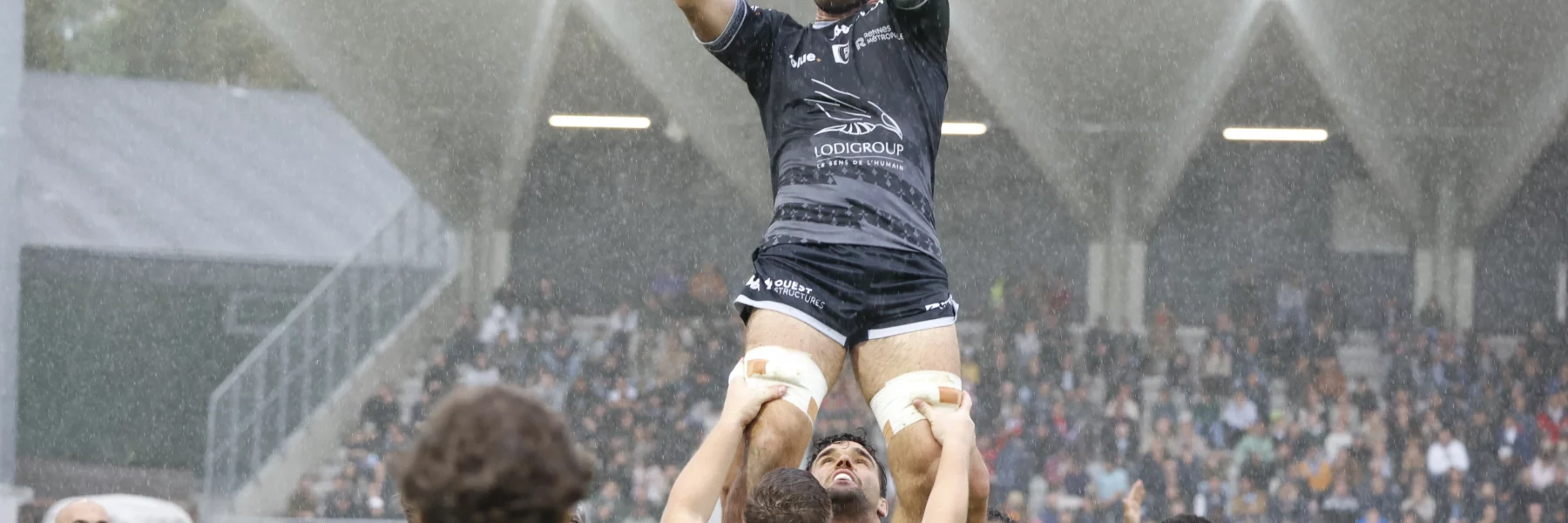 Le REC Rugby reste invaincu à domicile et s’impose contre Niort.
