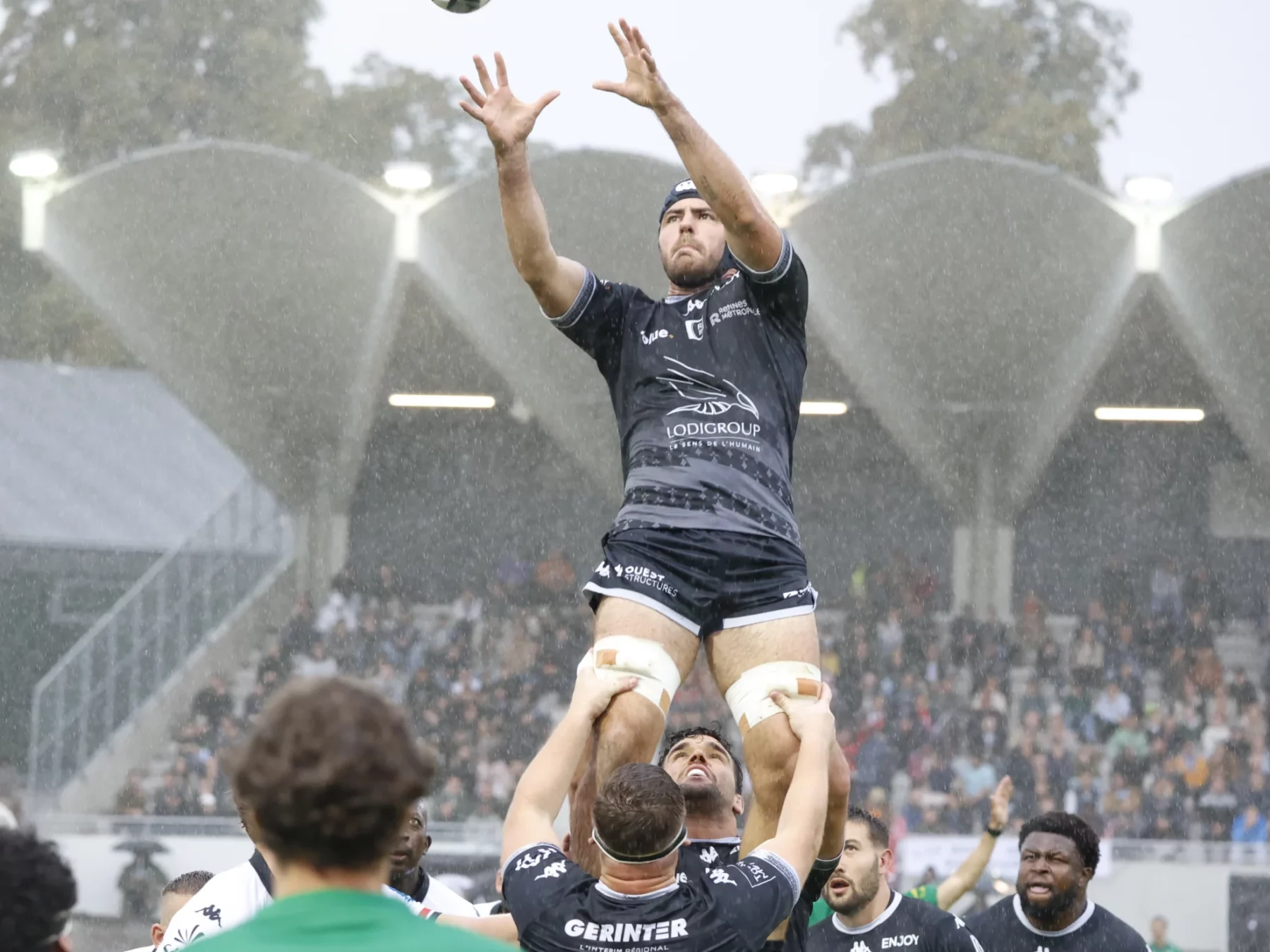 Le REC Rugby reste invaincu à domicile et s’impose contre Niort.