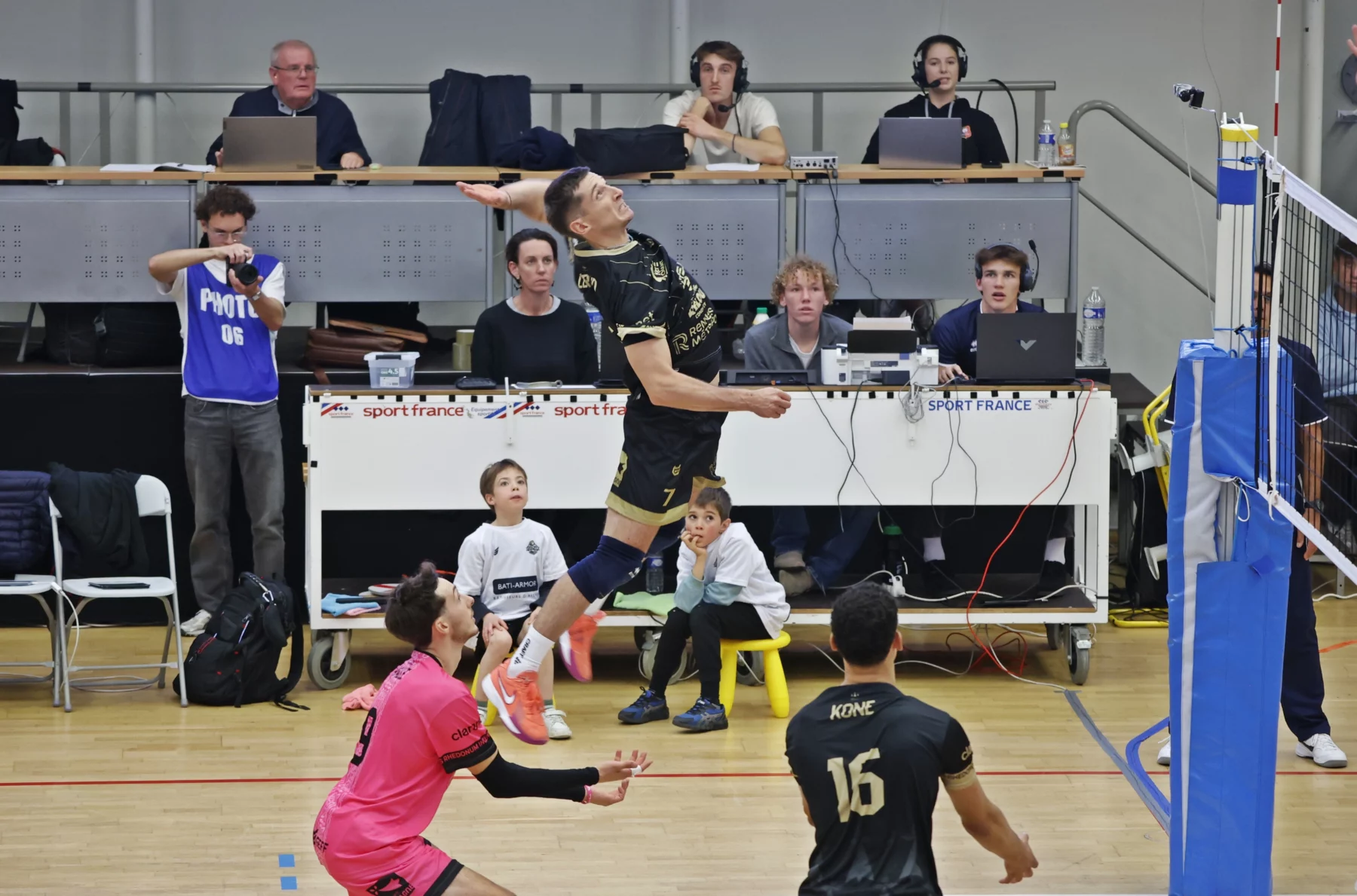 Le REC Volley encore trop court contre Fréjus.