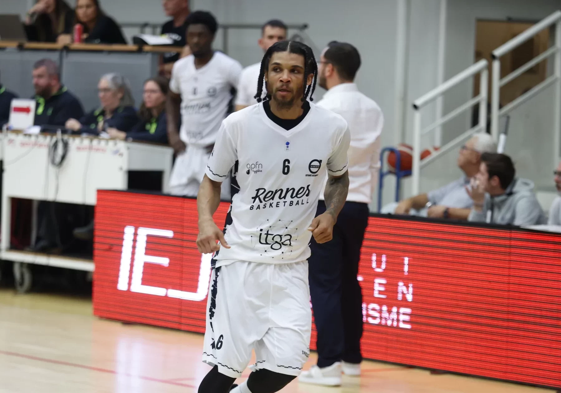 Fin de collaboration entre l’URB et Darwin ˈDeeˈ Davis Jr