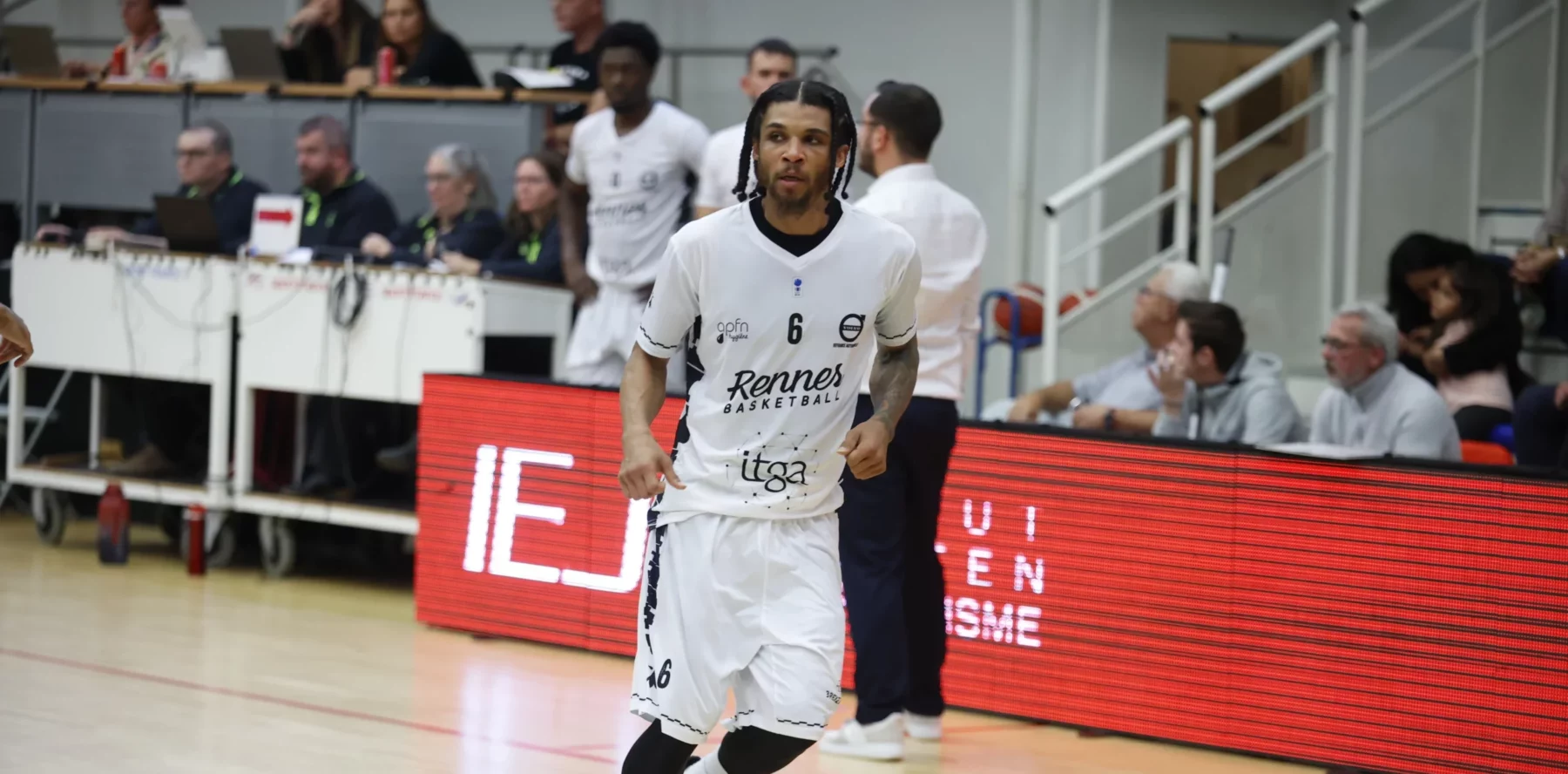 Fin de collaboration entre l’URB et Darwin ˈDeeˈ Davis Jr