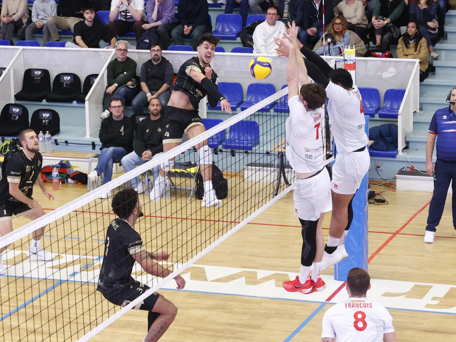 Trop inconstant, le REC Volley chute logiquement à Martigues.